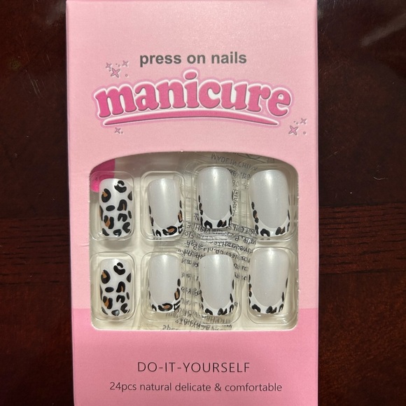 Instantly Upgrade Your Look with 24pcs Short Square Leopard French Fake Nails - Picture 2 of 3